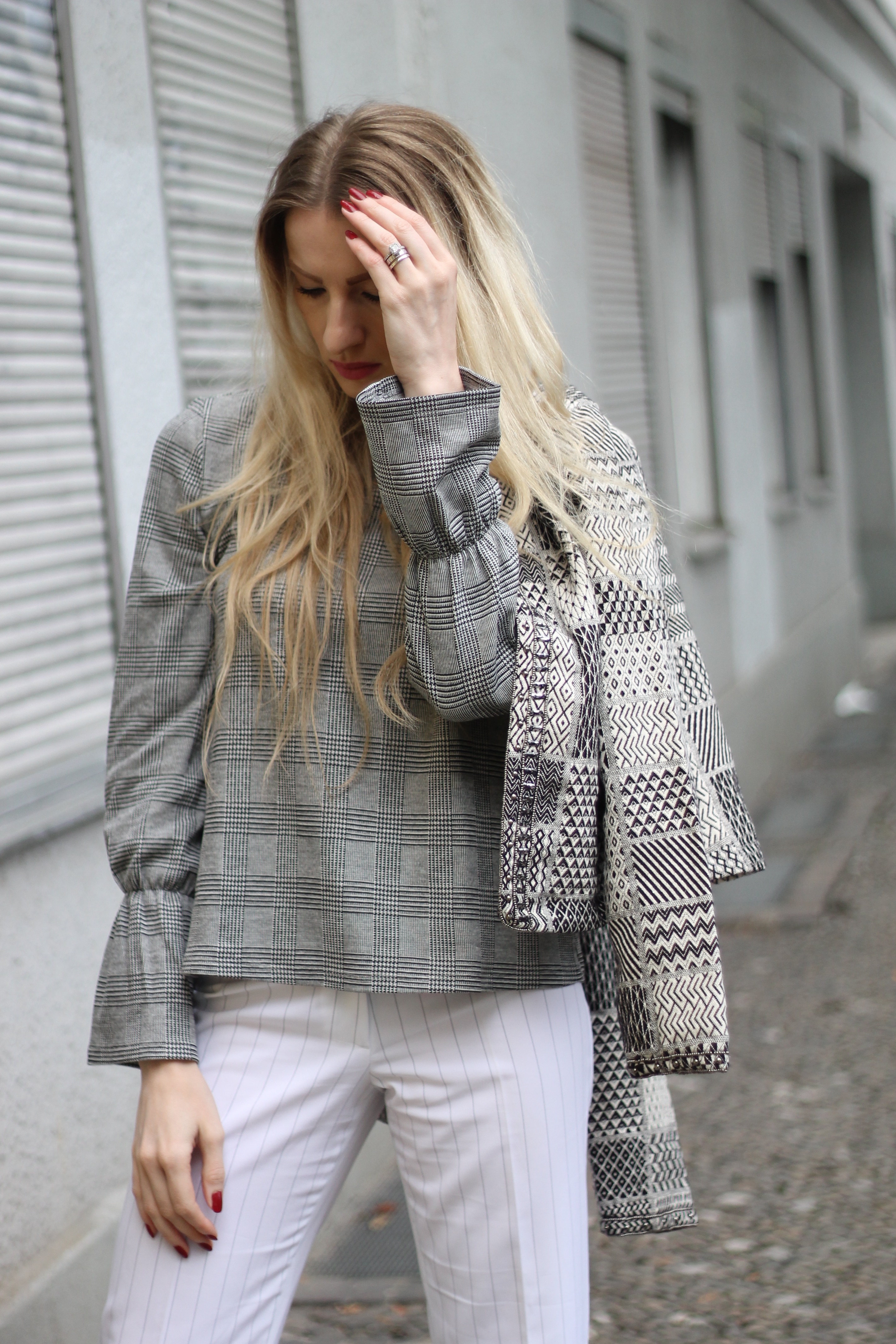 MON MODE | Fashion Blogger | Berlin Street Style | Bell Sleeves | Monochrome Vibes | Glockenaermel