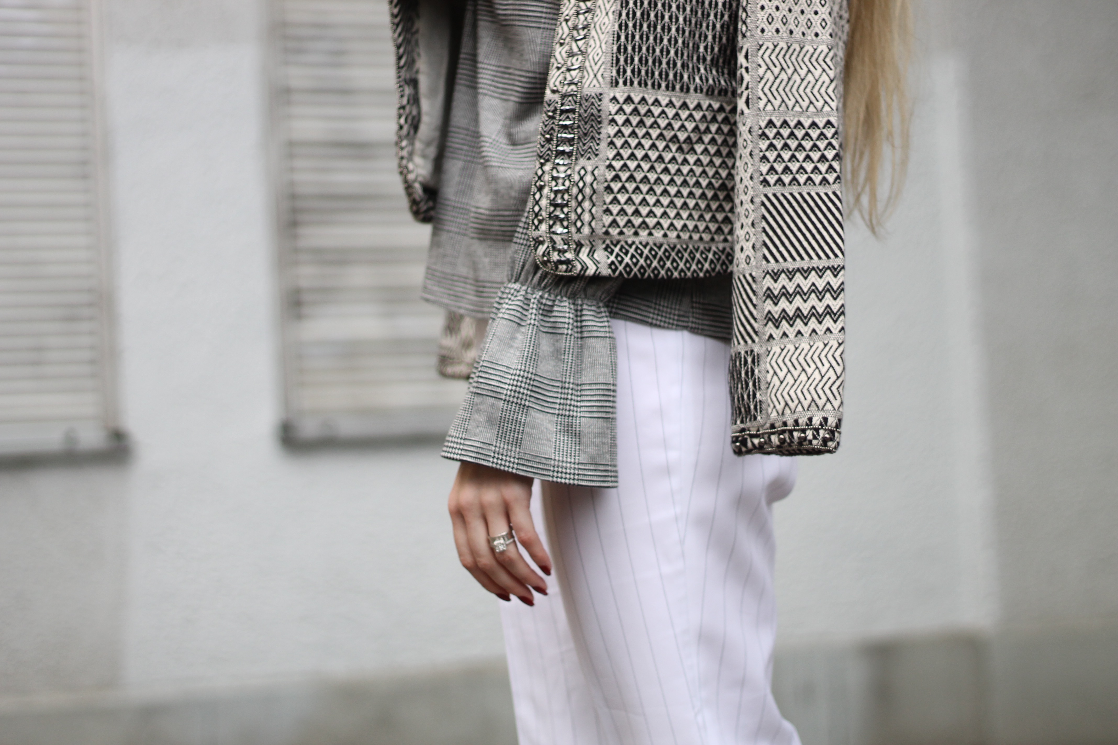 MON MODE | Fashion Blogger | Berlin Street Style | Bell Sleeves | Monochrome Vibes | Glockenaermel