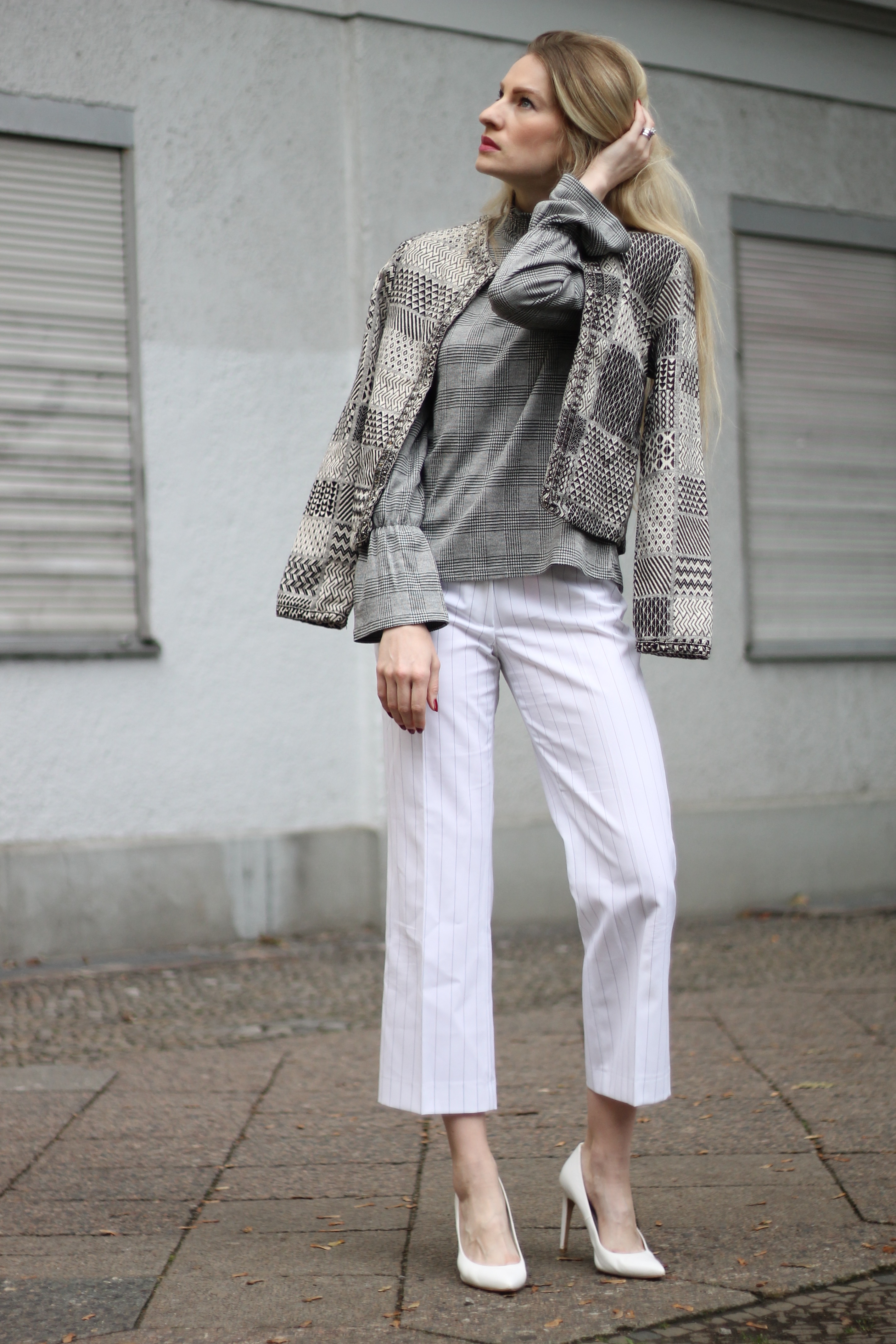 MON MODE | Fashion Blogger | Berlin Street Style | Bell Sleeves | Monochrome Vibes | Glockenaermel