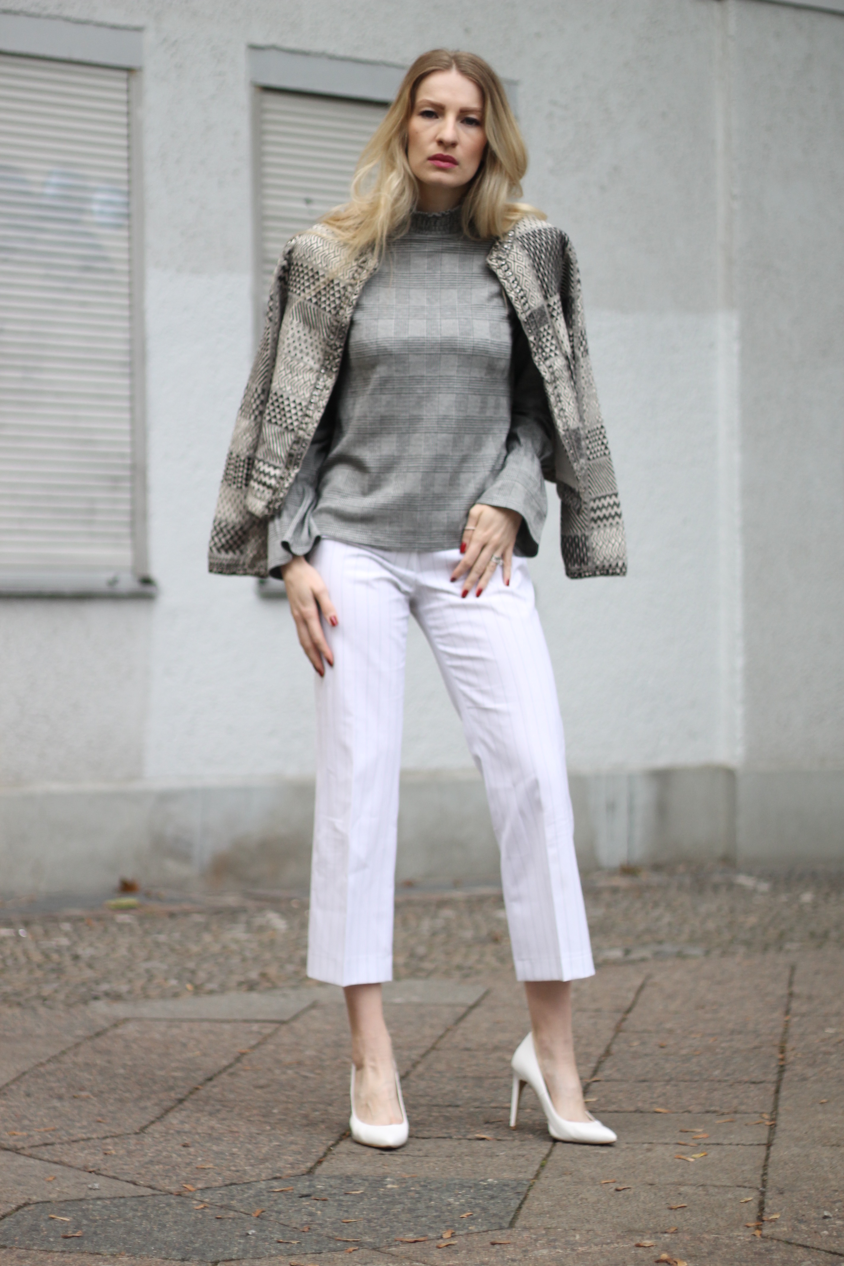 MON MODE | Fashion Blogger | Berlin Street Style | Bell Sleeves | Monochrome Vibes | Glockenaermel