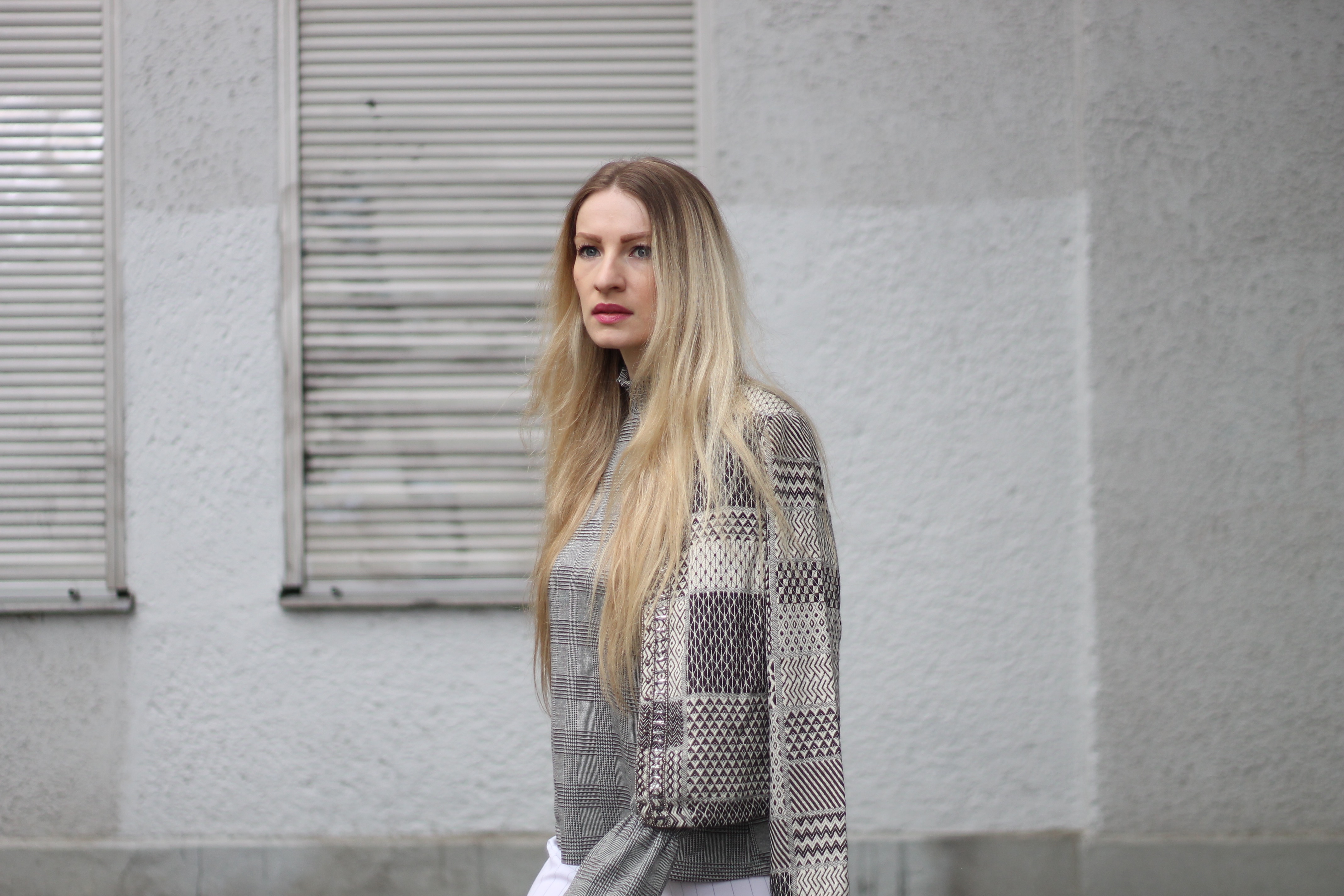 MON MODE | Fashion Blogger | Berlin Street Style | Bell Sleeves | Monochrome Vibes | Glockenaermel