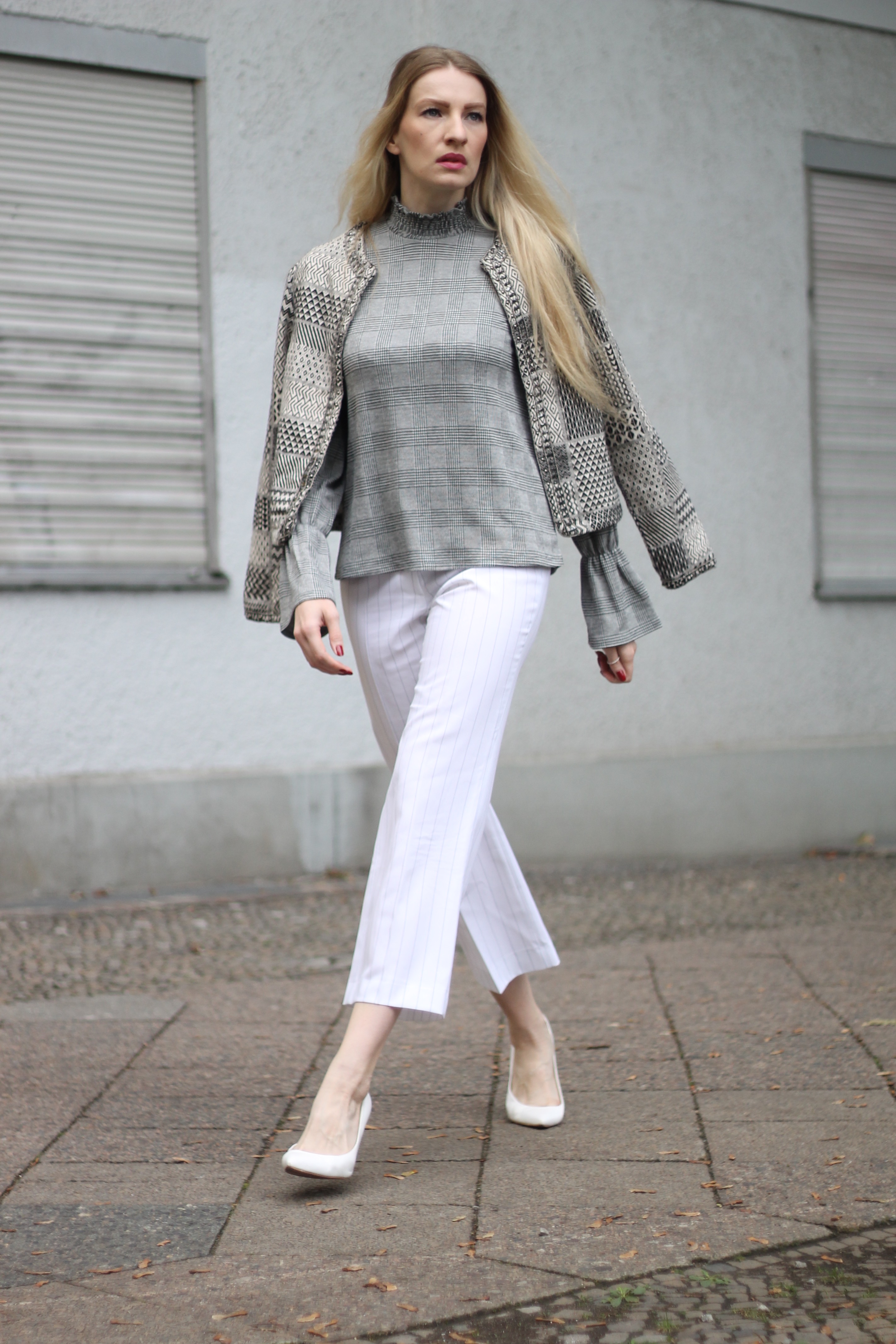 MON MODE | Fashion Blogger | Berlin Street Style | Bell Sleeves | Monochrome Vibes | Glockenaermel