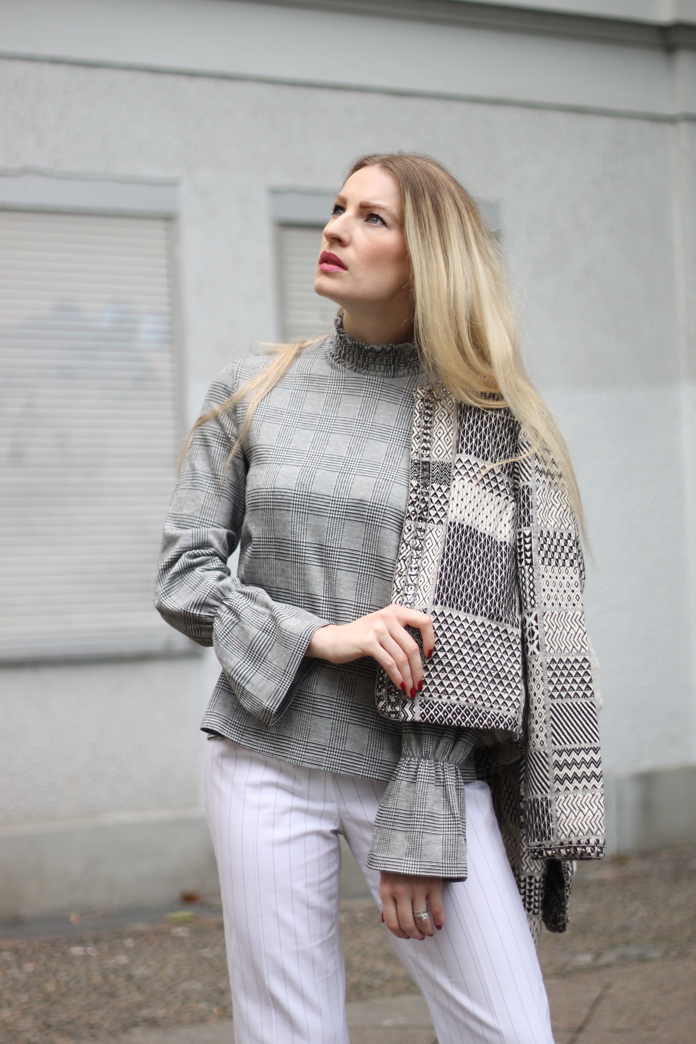 MON MODE | Fashion Blogger | Berlin Street Style | Bell Sleeves | Monochrome Vibes | Glockenaermel