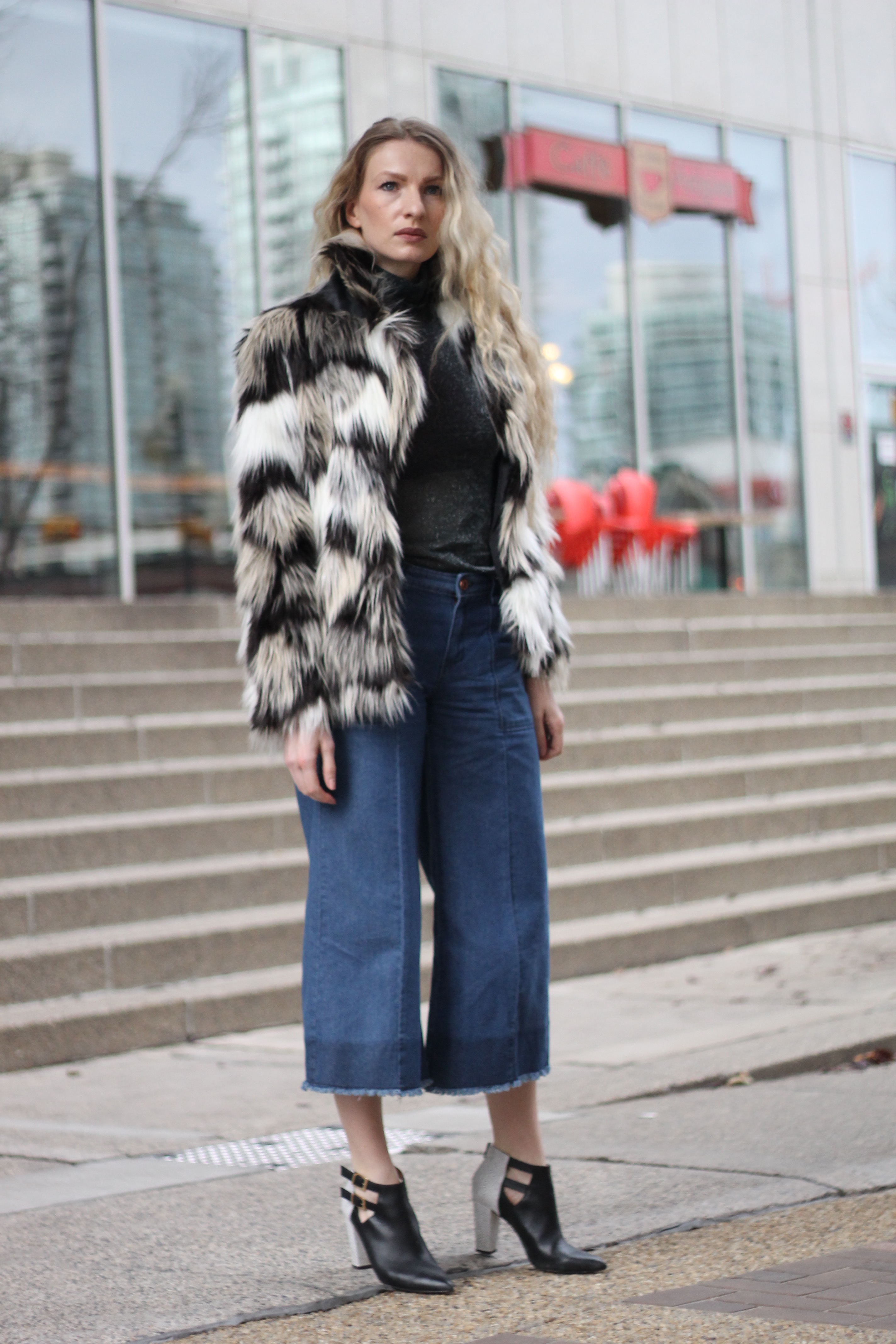 MON MODE | Fashion Blogger | Calgary Street Style | Downtown Calgary | 90s Vibes | Faux Fur  