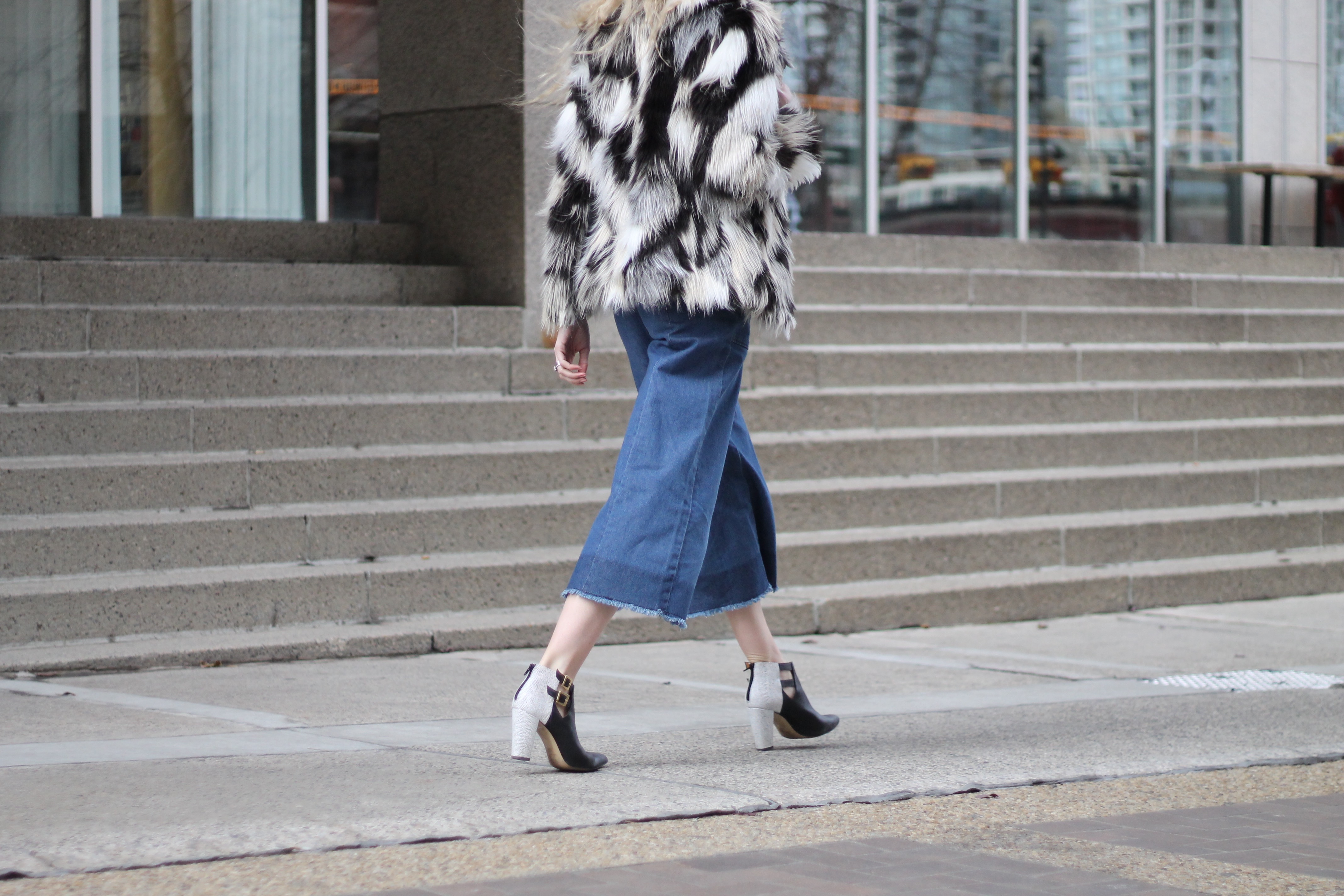 MON MODE | Fashion Blogger | Calgary Street Style | Downtown Calgary | 90s Vibes | Faux Fur  