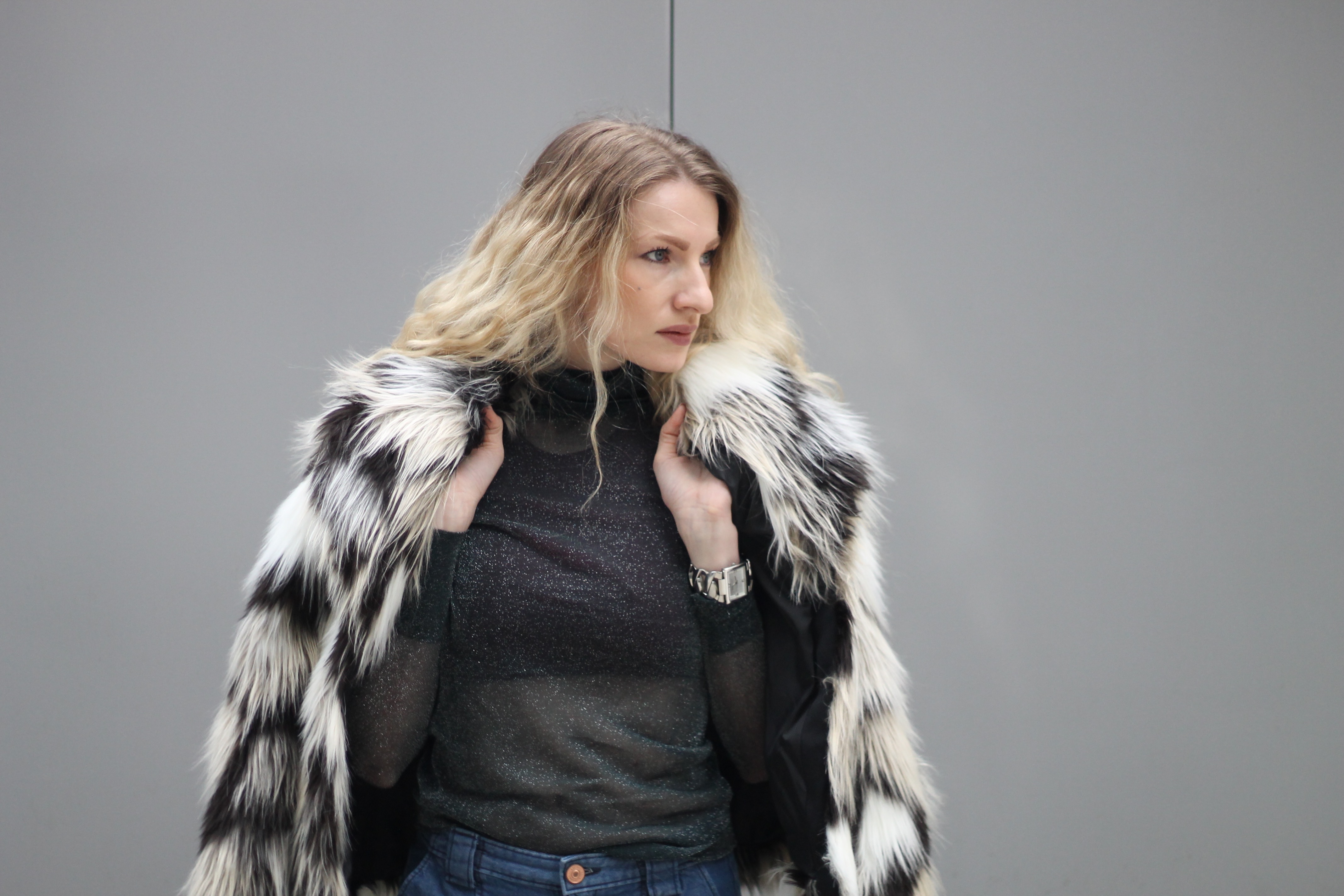 MON MODE | Fashion Blogger | Calgary Street Style | Downtown Calgary | 90s Vibes | Faux Fur  