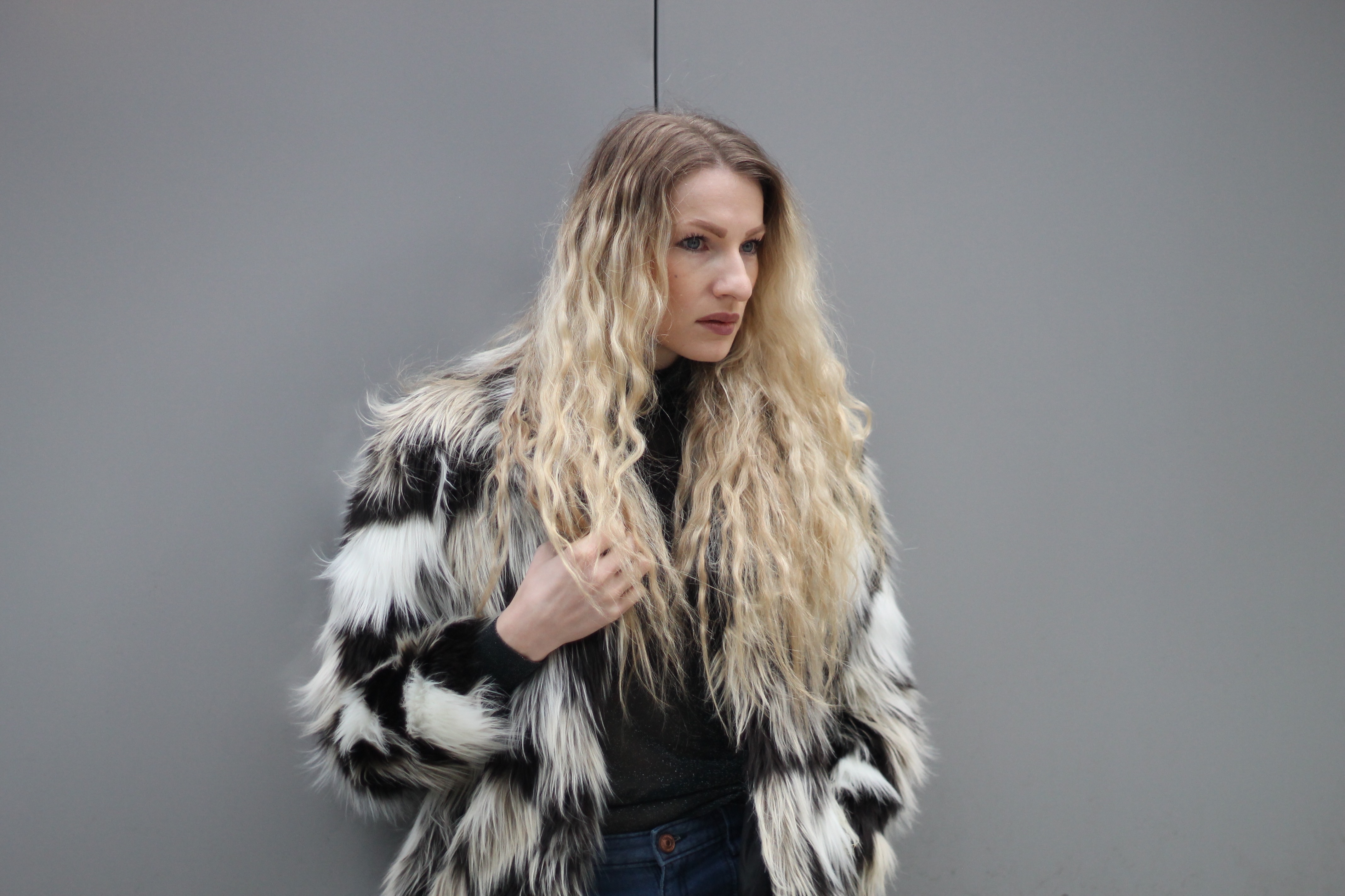 MON MODE | Fashion Blogger | Calgary Street Style | Downtown Calgary | 90s Vibes | Faux Fur  