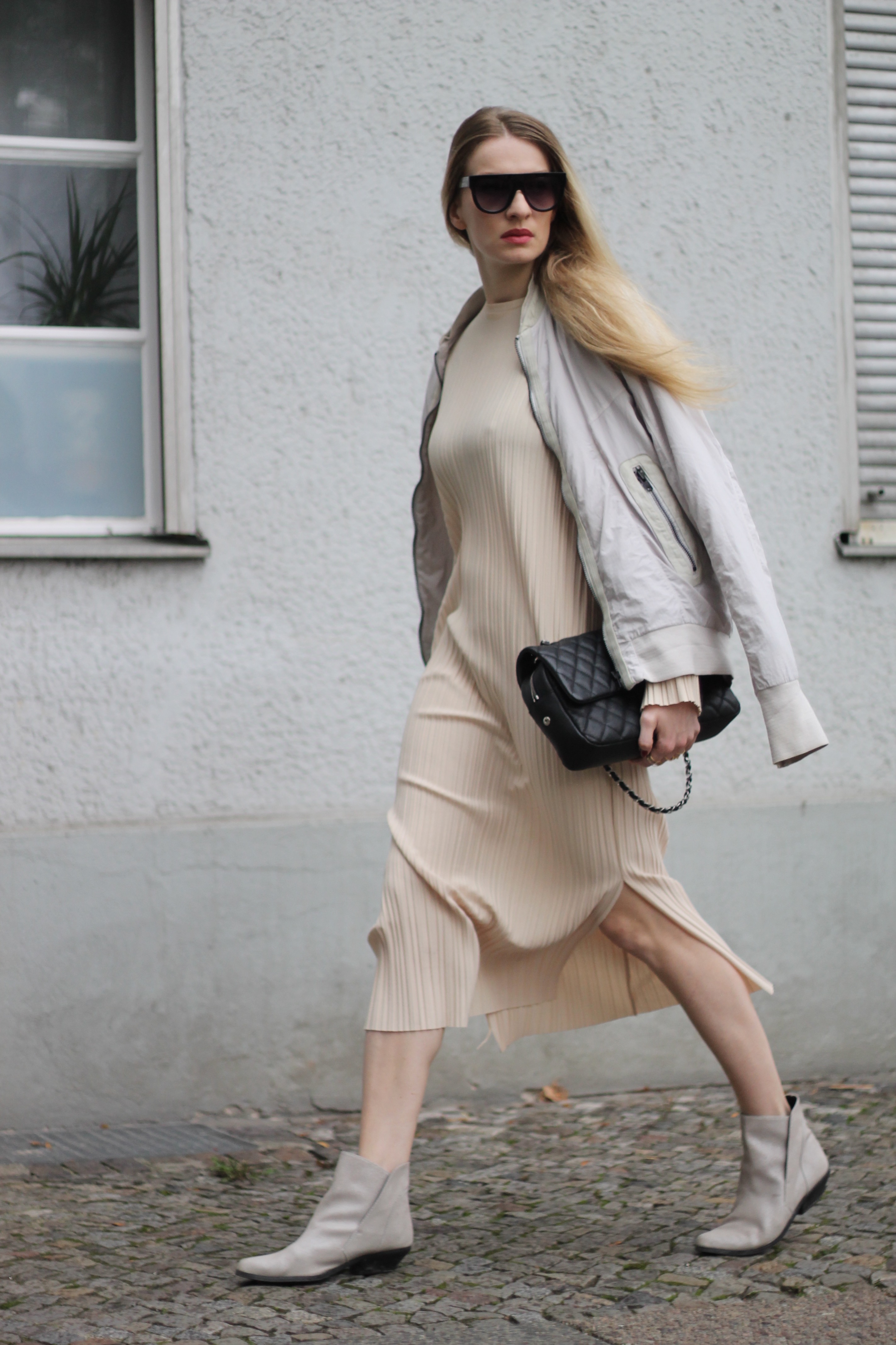 MON MODE | Fashion Blogger | Berlin Street Style | Bell Sleeves | Monochrome Vibes | Glockenaermel