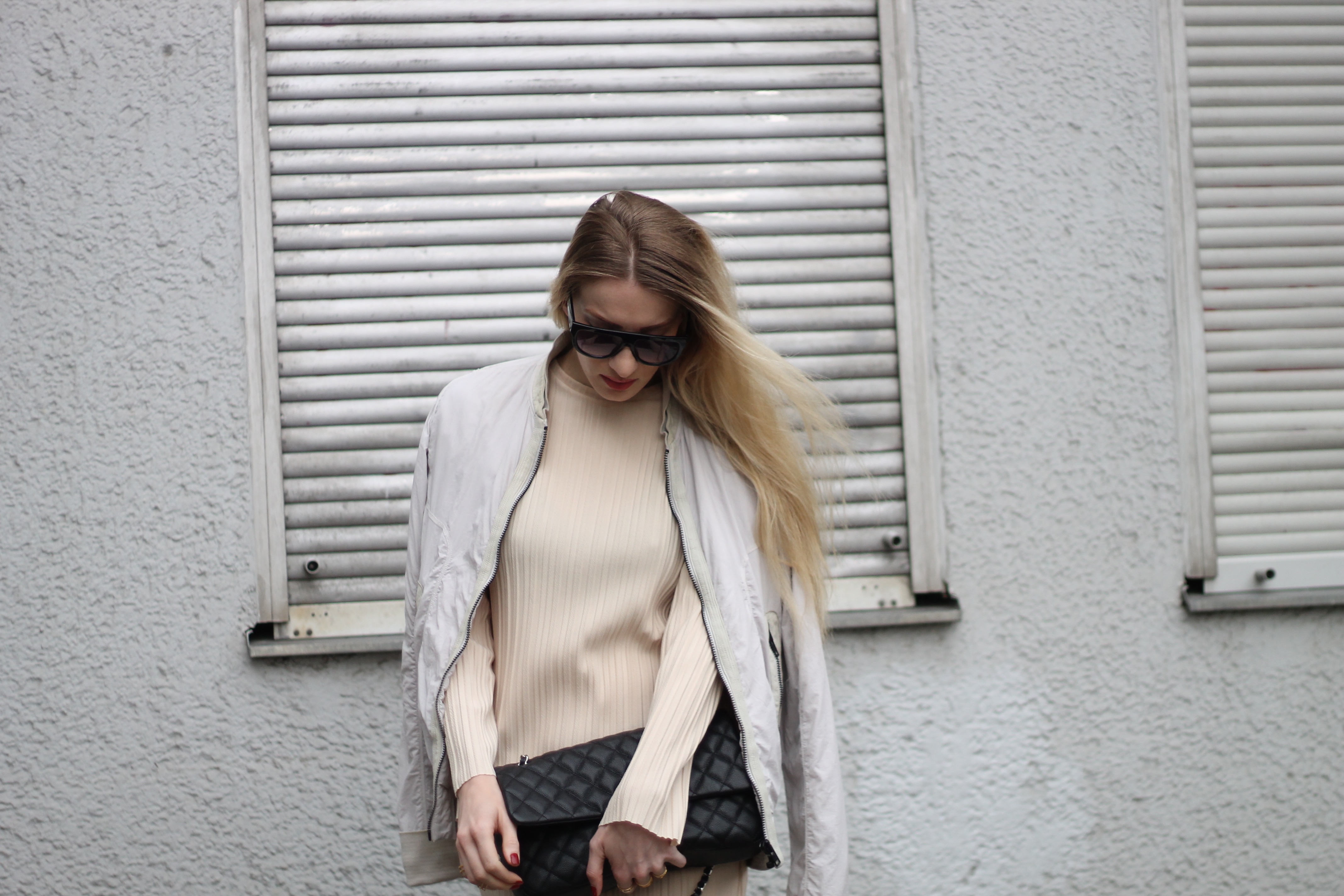 MON MODE | Fashion Blogger | Berlin Street Style | Bell Sleeves | Monochrome Vibes | Glockenaermel