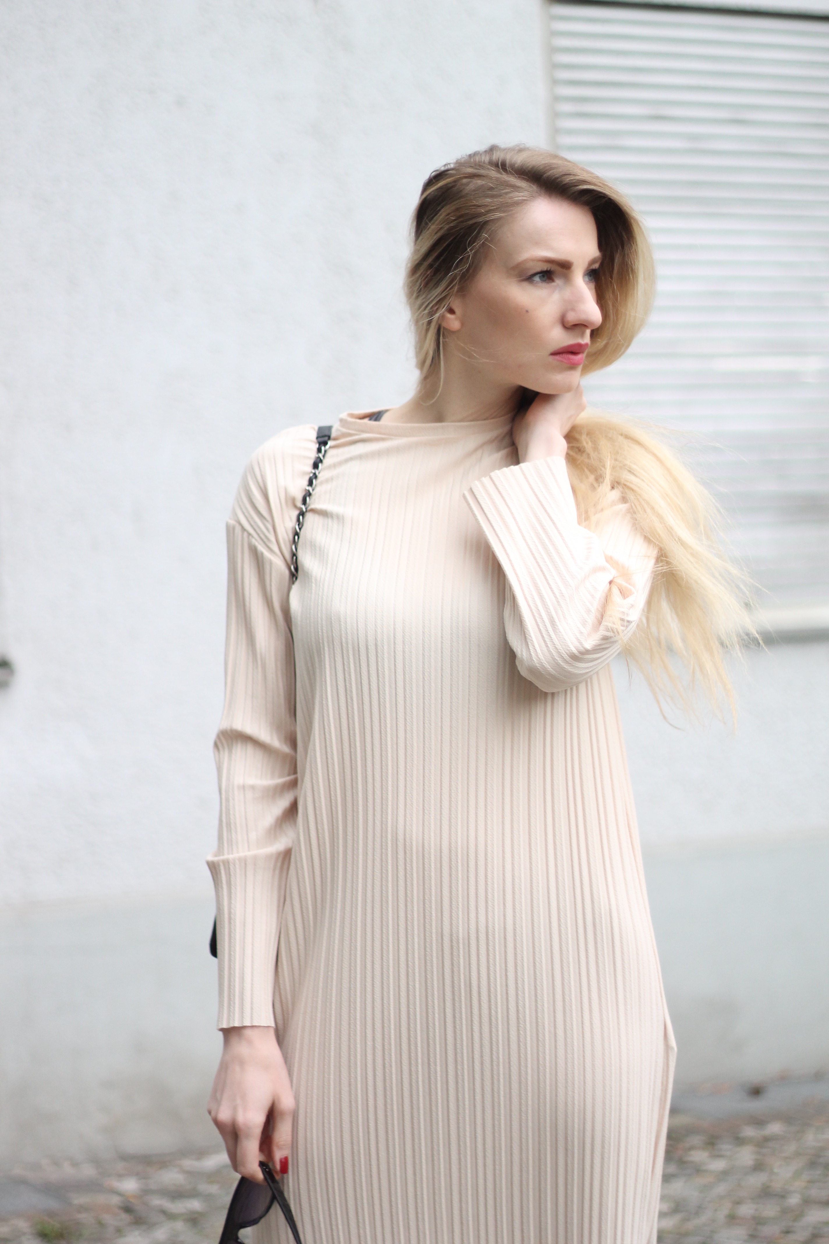 MON MODE | Fashion Blogger | Berlin Street Style | Bell Sleeves | Monochrome Vibes | Glockenaermel