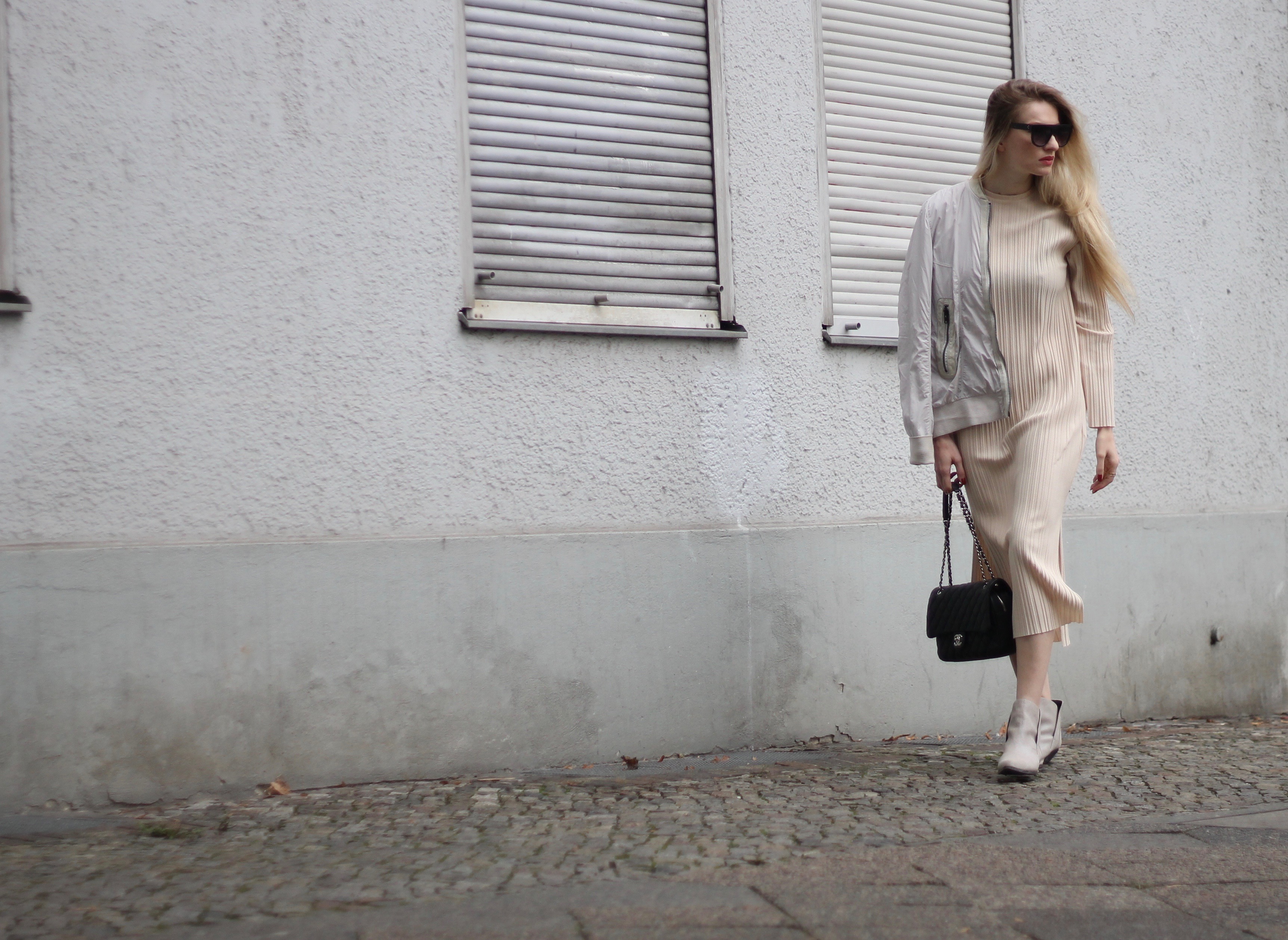 MON MODE | Fashion Blogger | Berlin Street Style | Bell Sleeves | Monochrome Vibes | Glockenaermel