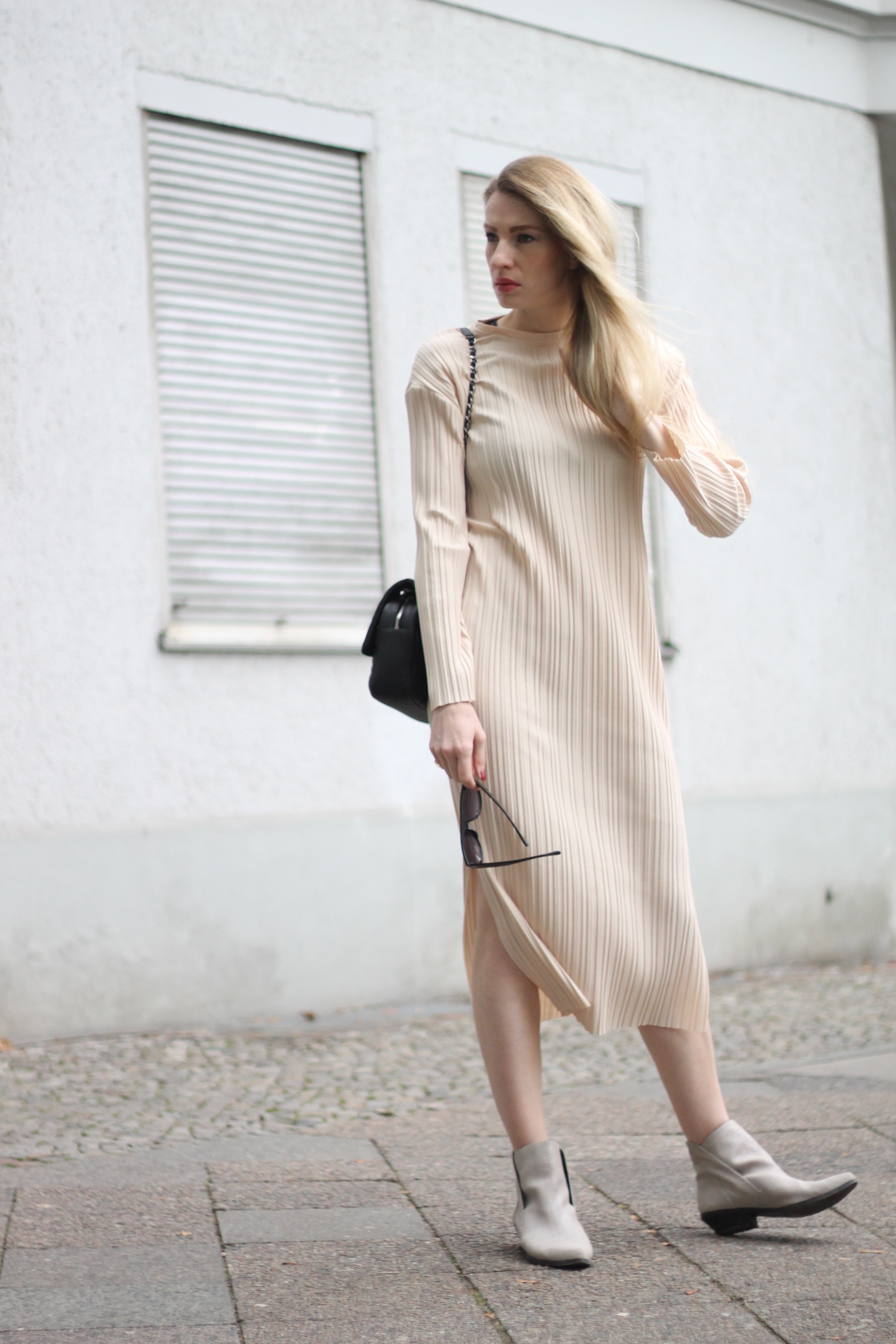 MON MODE | Fashion Blogger | Berlin Street Style | Bell Sleeves | Monochrome Vibes | Glockenaermel
