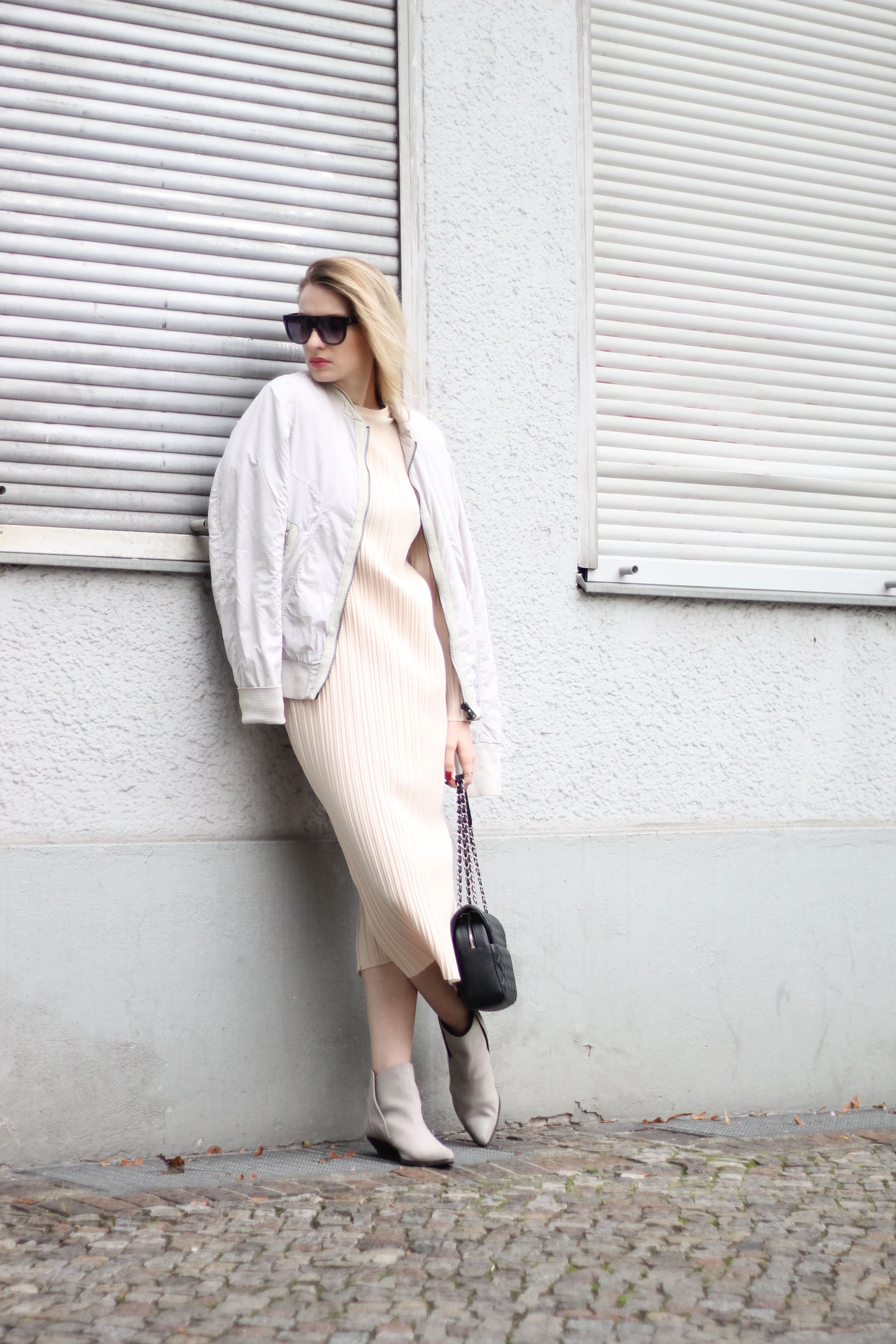 MON MODE | Fashion Blogger | Berlin Street Style | Bell Sleeves | Monochrome Vibes | Glockenaermel