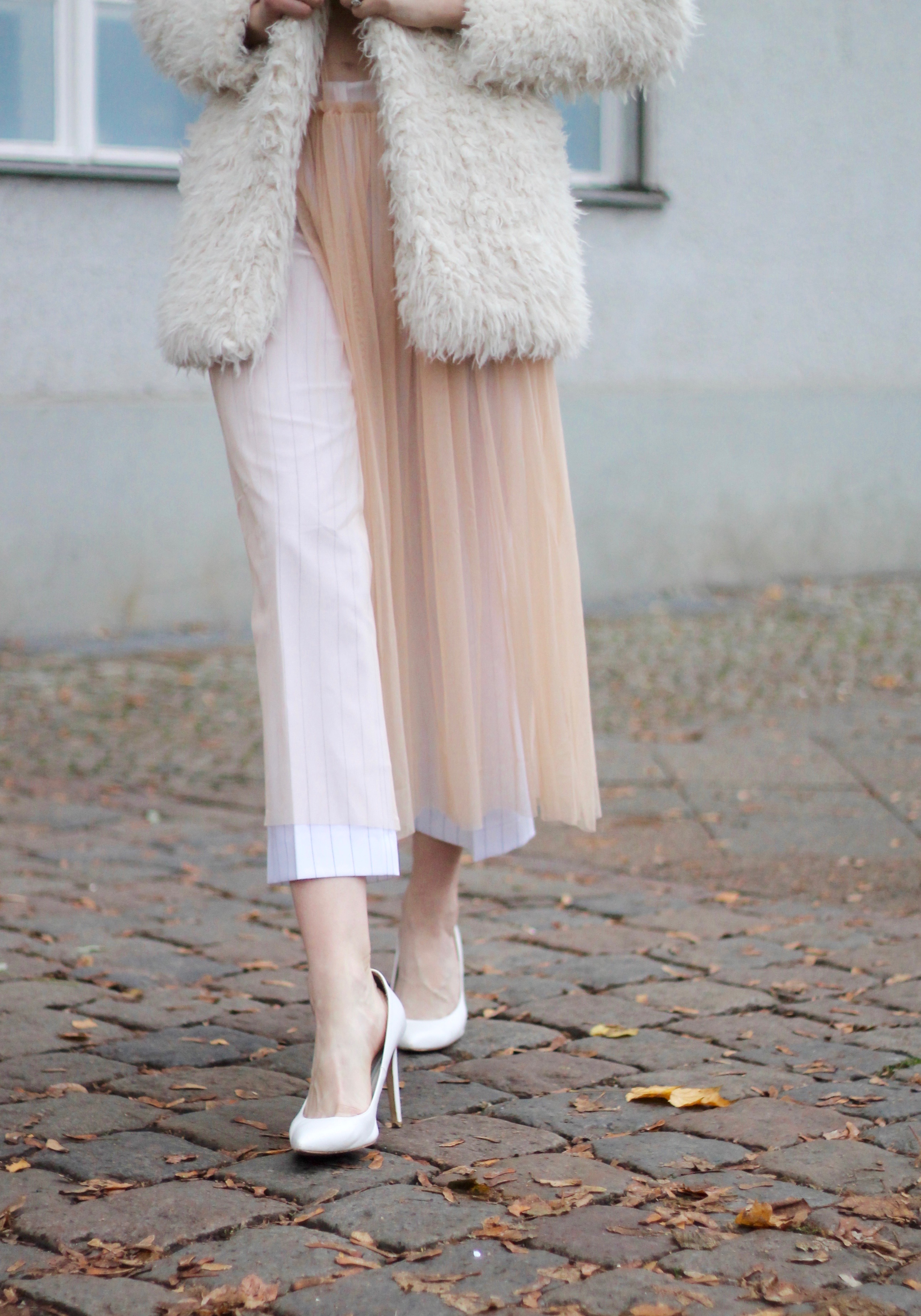 MON MODE | Fashion Blogger | Berlin Street Style | Fashion Trends | Berlin Fashion| Blush and Teddy Fur| Nude Minimalist