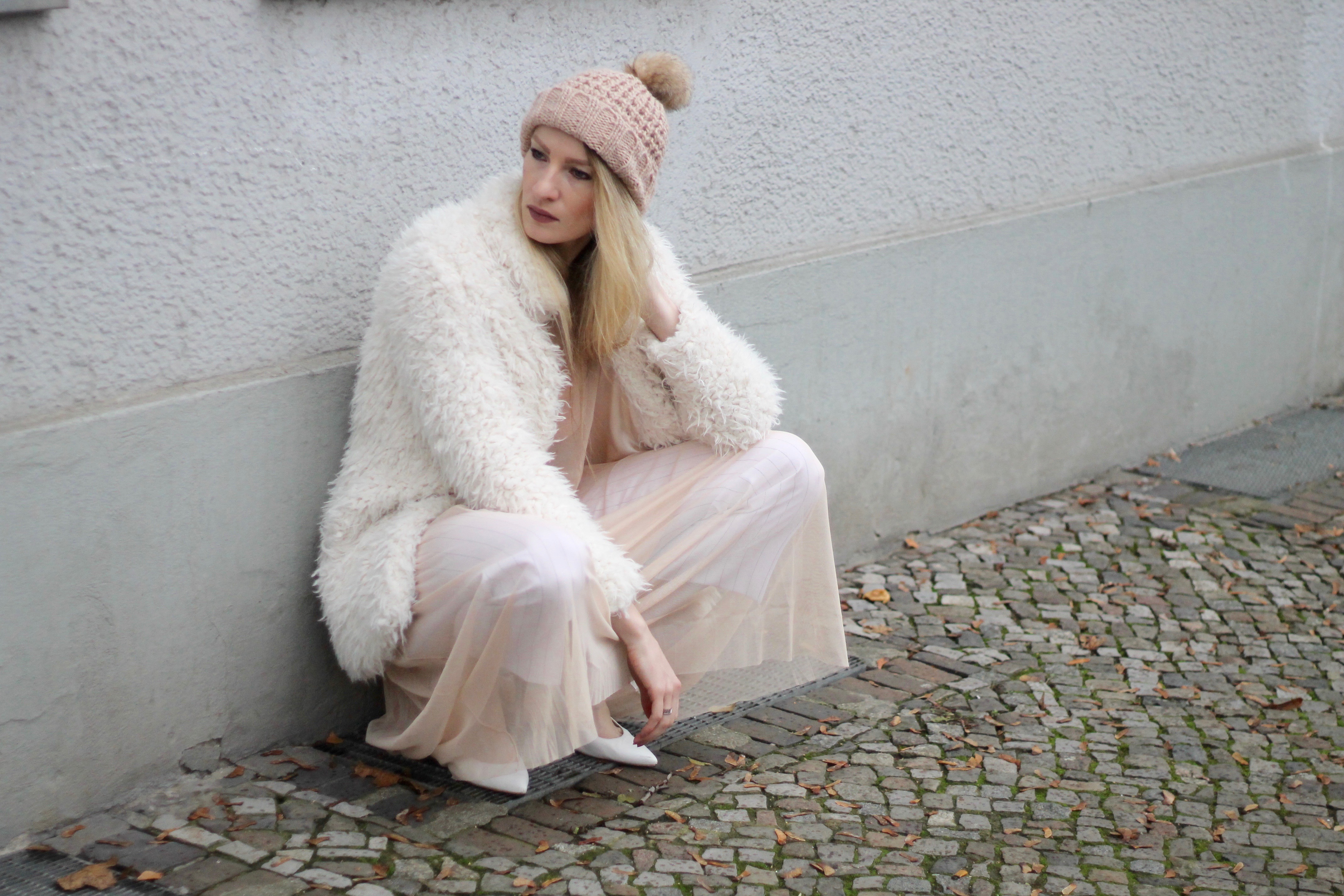 MON MODE | Fashion Blogger | Berlin Street Style | Fashion Trends | Berlin Fashion| Blush and Teddy Fur| Nude Minimalist