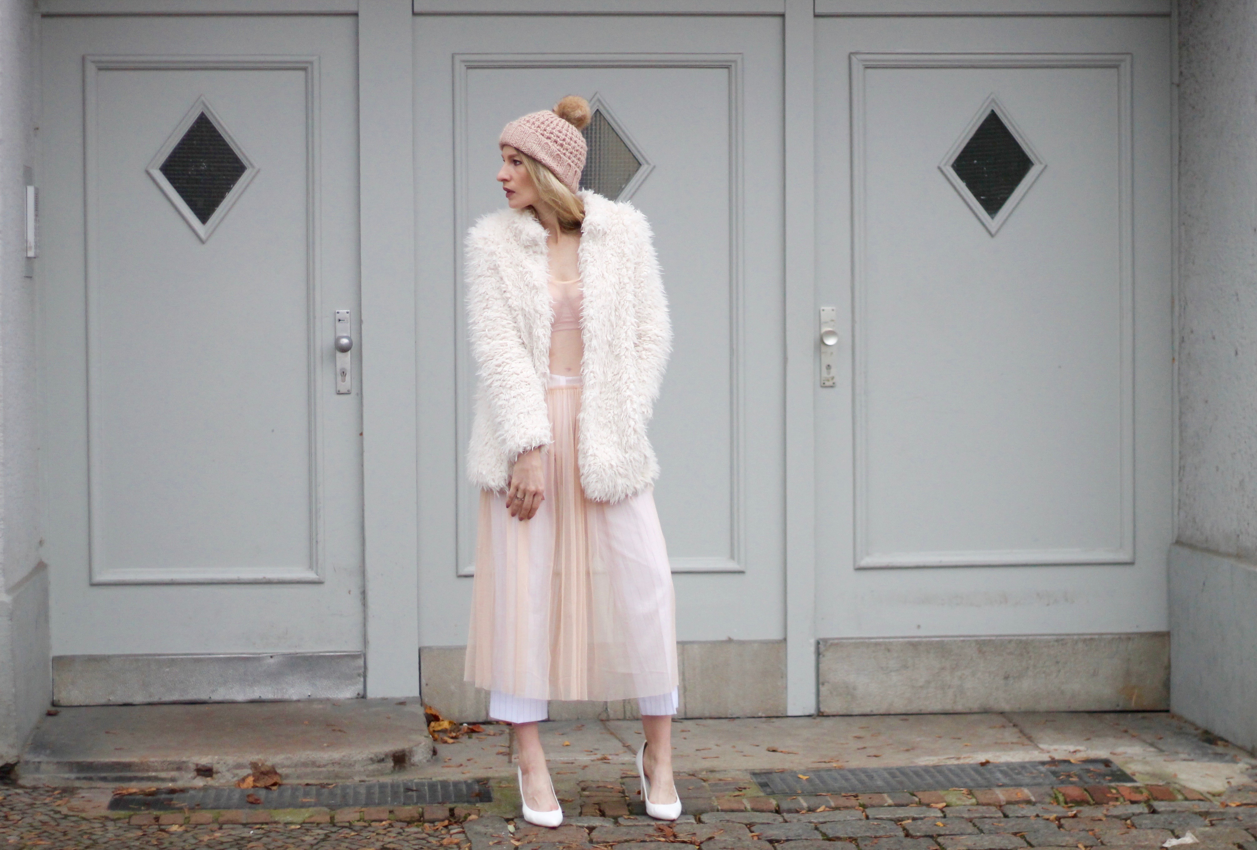 MON MODE | Fashion Blogger | Berlin Street Style | Fashion Trends | Berlin Fashion| Blush and Teddy Fur| Nude Minimalist