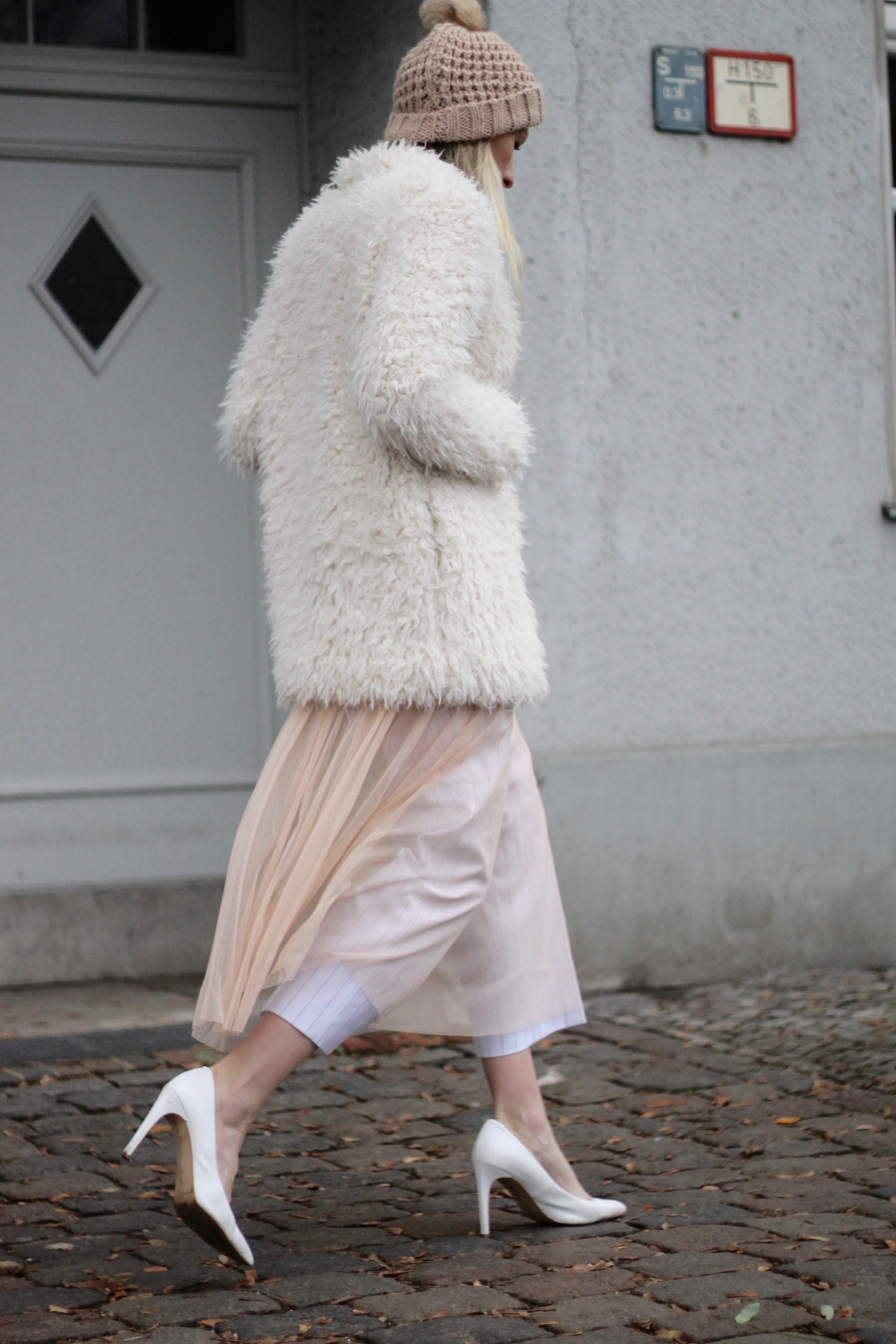 MON MODE | Fashion Blogger | Berlin Street Style | Fashion Trends | Berlin Fashion| Blush and Teddy Fur| Nude Minimalist