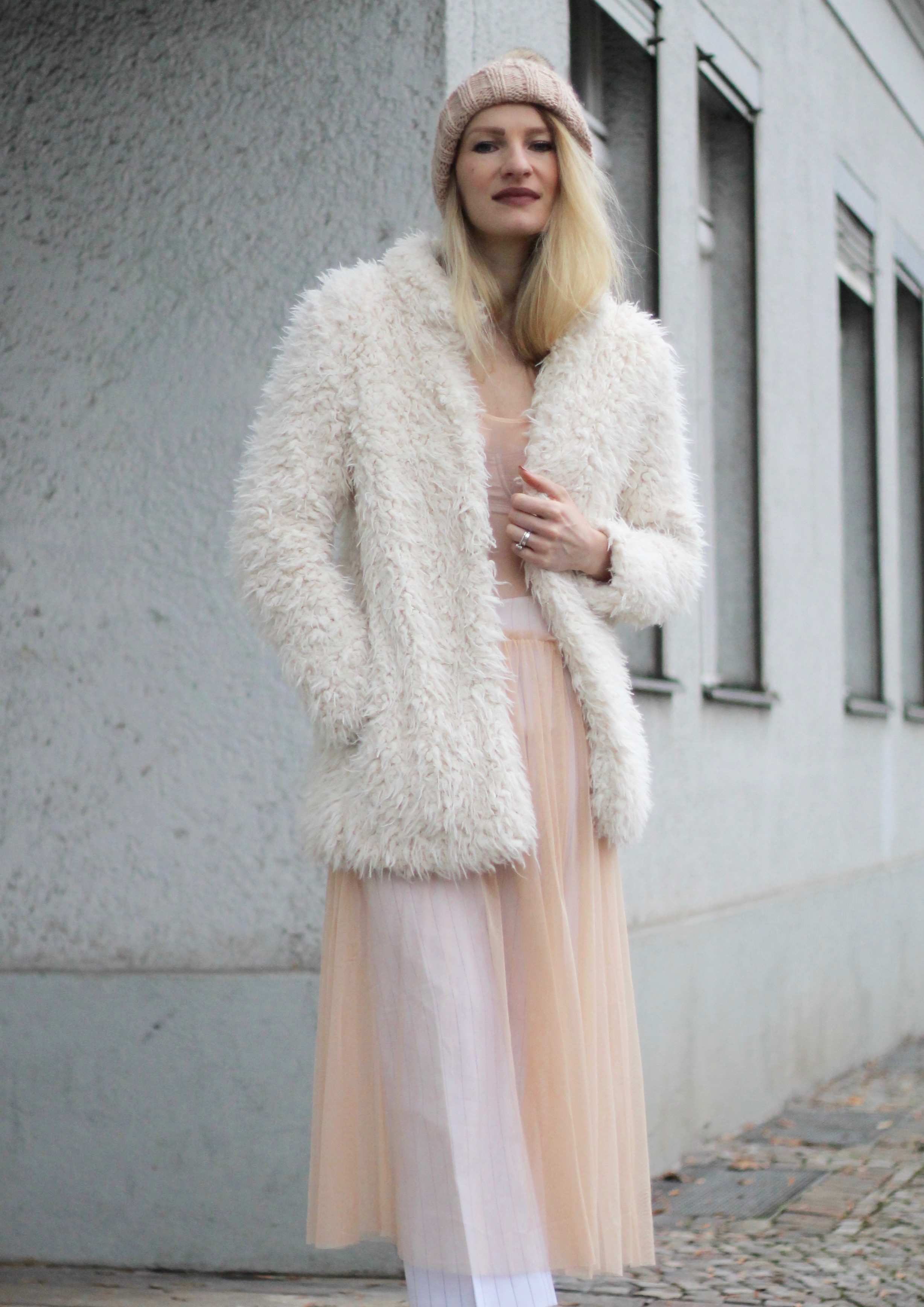 MON MODE | Fashion Blogger | Berlin Street Style | Fashion Trends | Berlin Fashion| Blush and Teddy Fur| Nude Minimalist