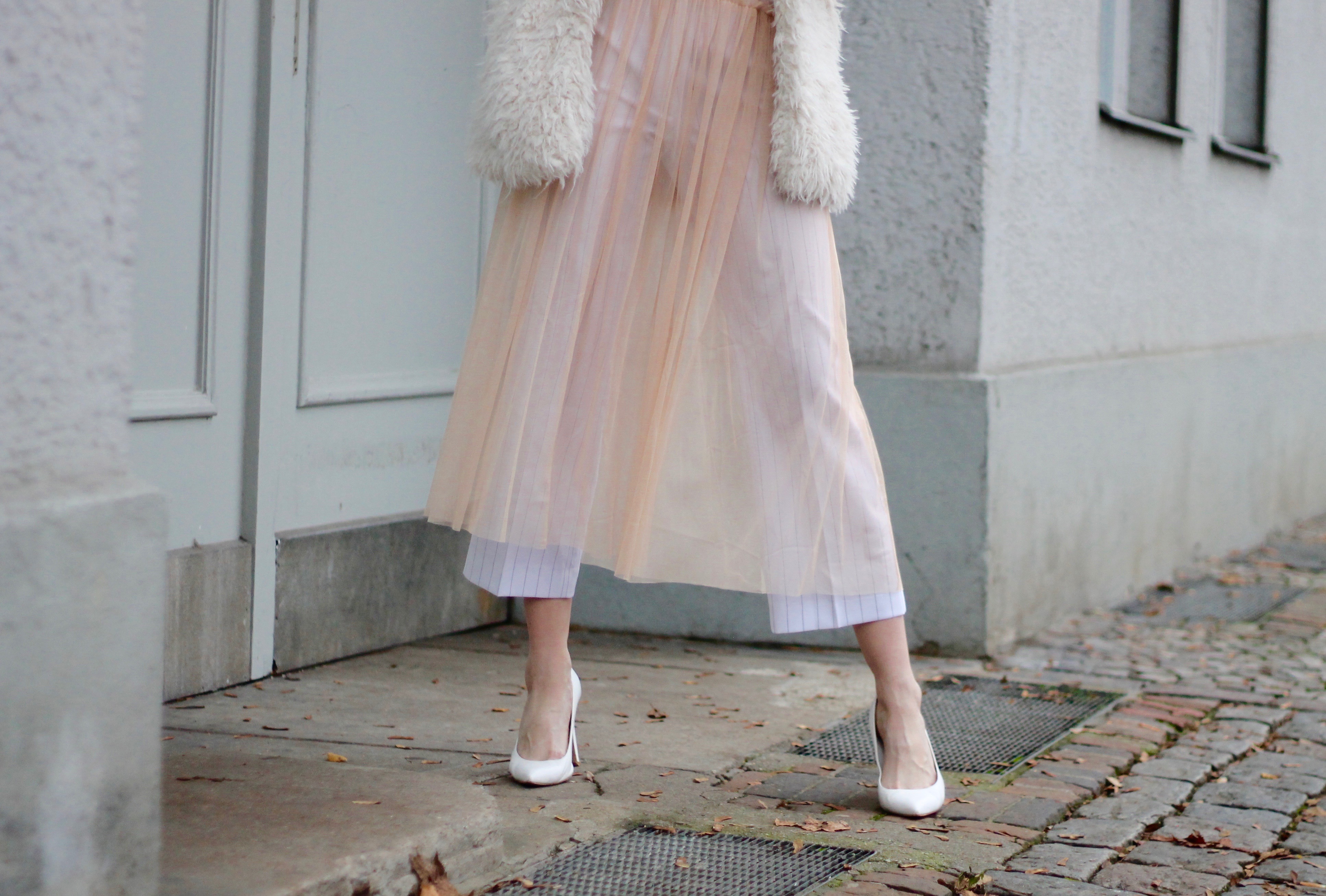 MON MODE | Fashion Blogger | Berlin Street Style | Fashion Trends | Berlin Fashion| Blush and Teddy Fur| Nude Minimalist