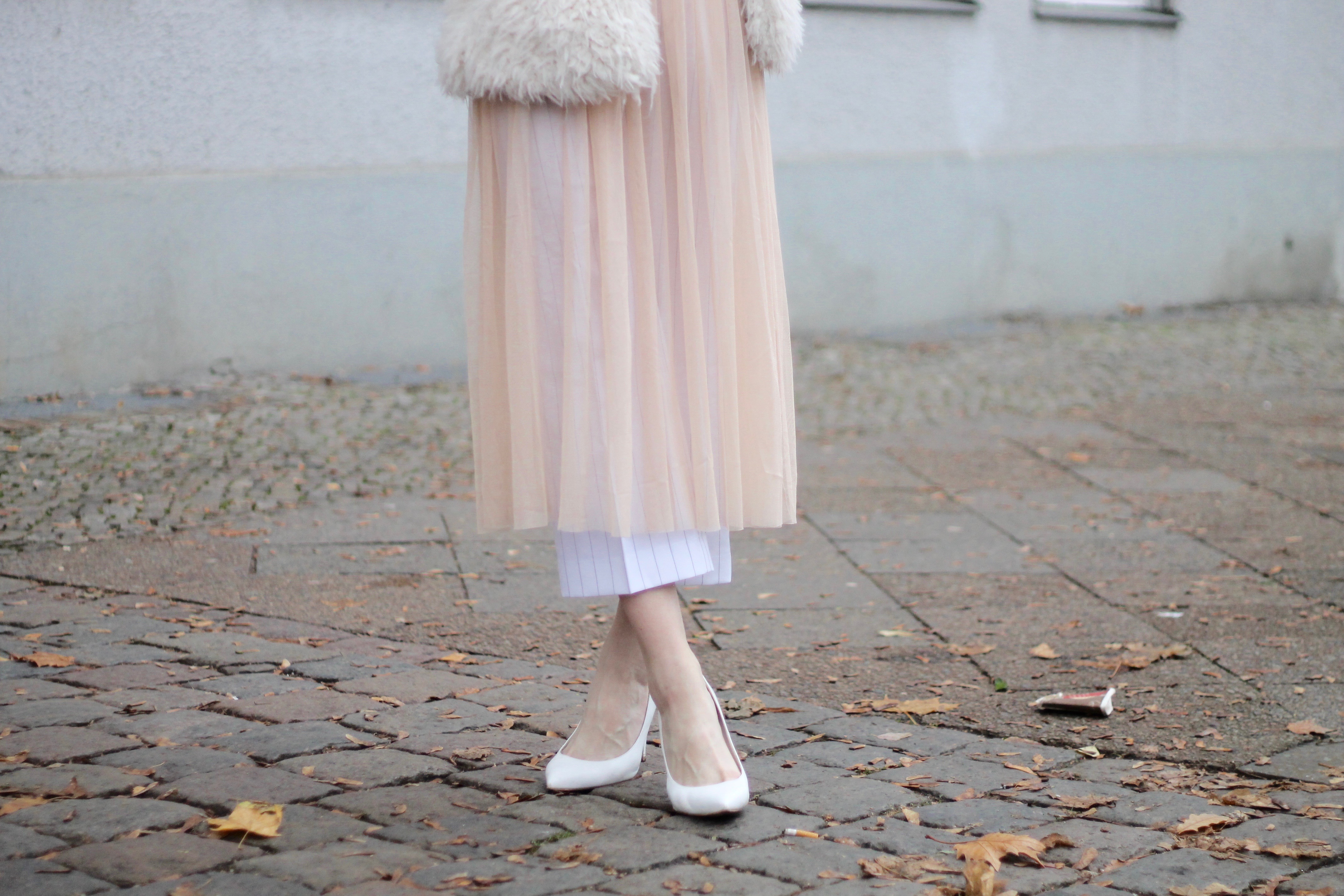 MON MODE | Fashion Blogger | Berlin Street Style | Fashion Trends | Berlin Fashion| Blush and Teddy Fur| Nude Minimalist