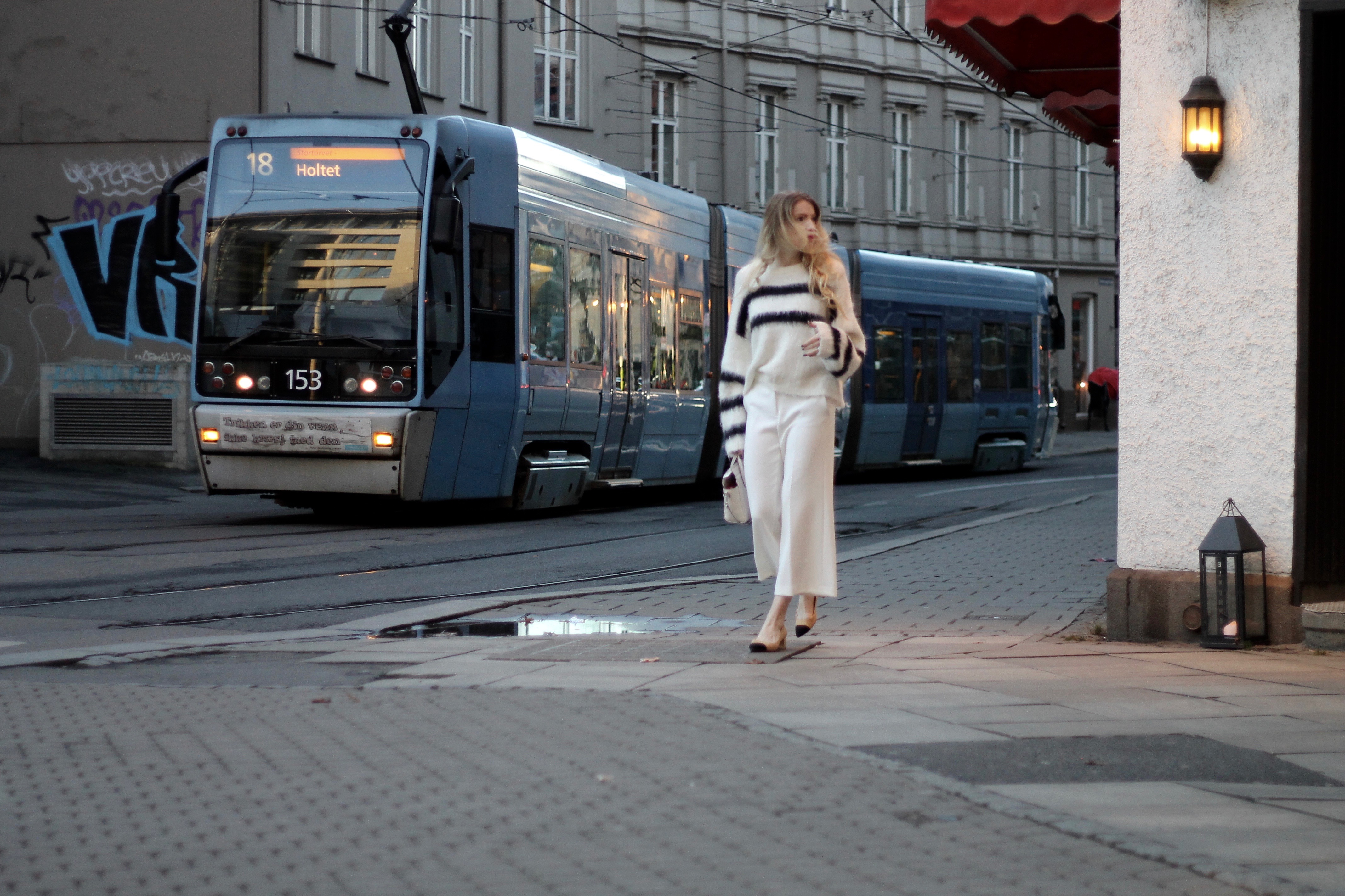 MON MODE | Fashion Blogger | Berlin Street Style | Bell Sleeves | Monochrome Vibes | Glockenaermel