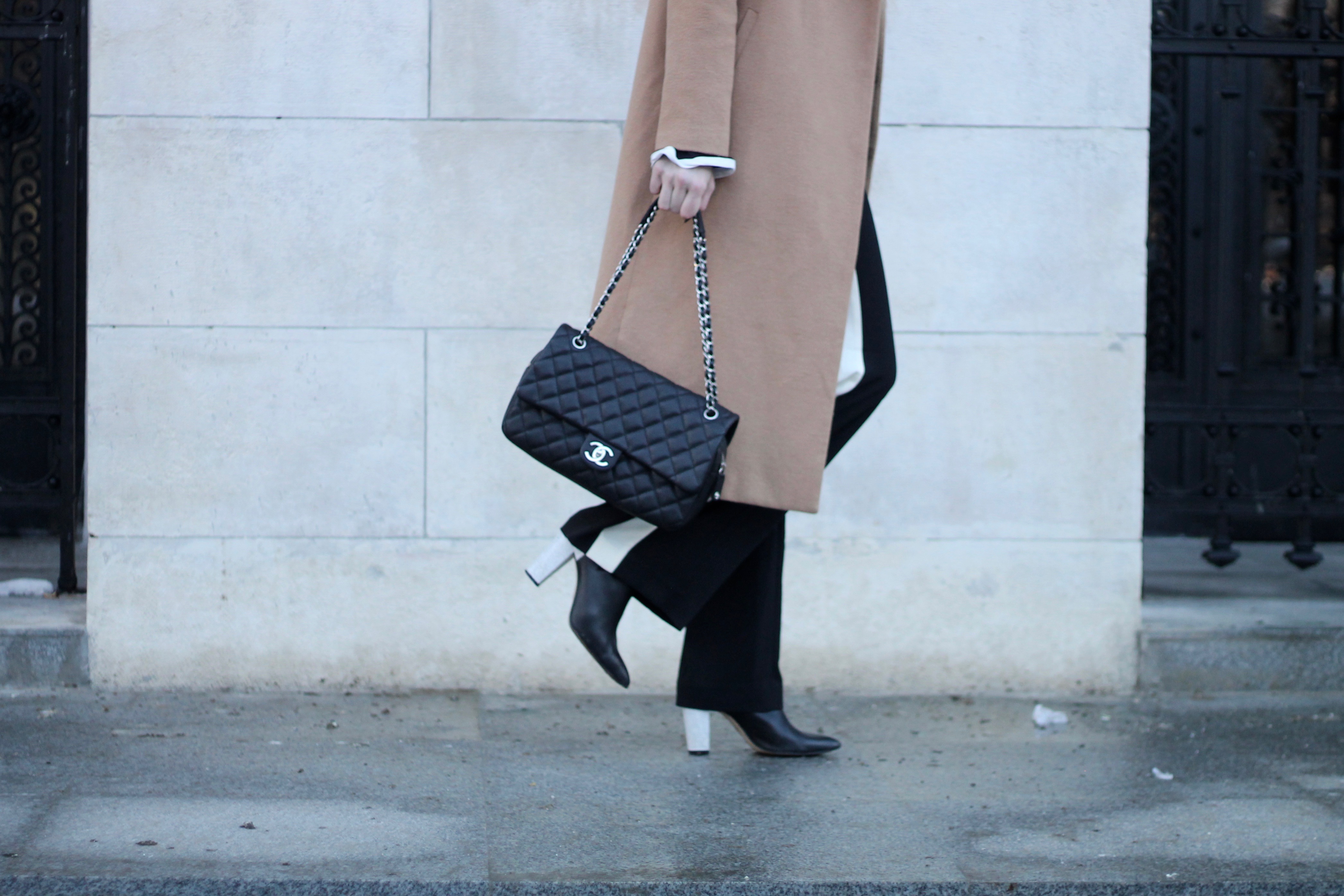 MON MODE | Fashion Blogger | Fashion Trends | Classic Chanel Outfit | Classic Flap Bag | Travel Blogger | Bucharest