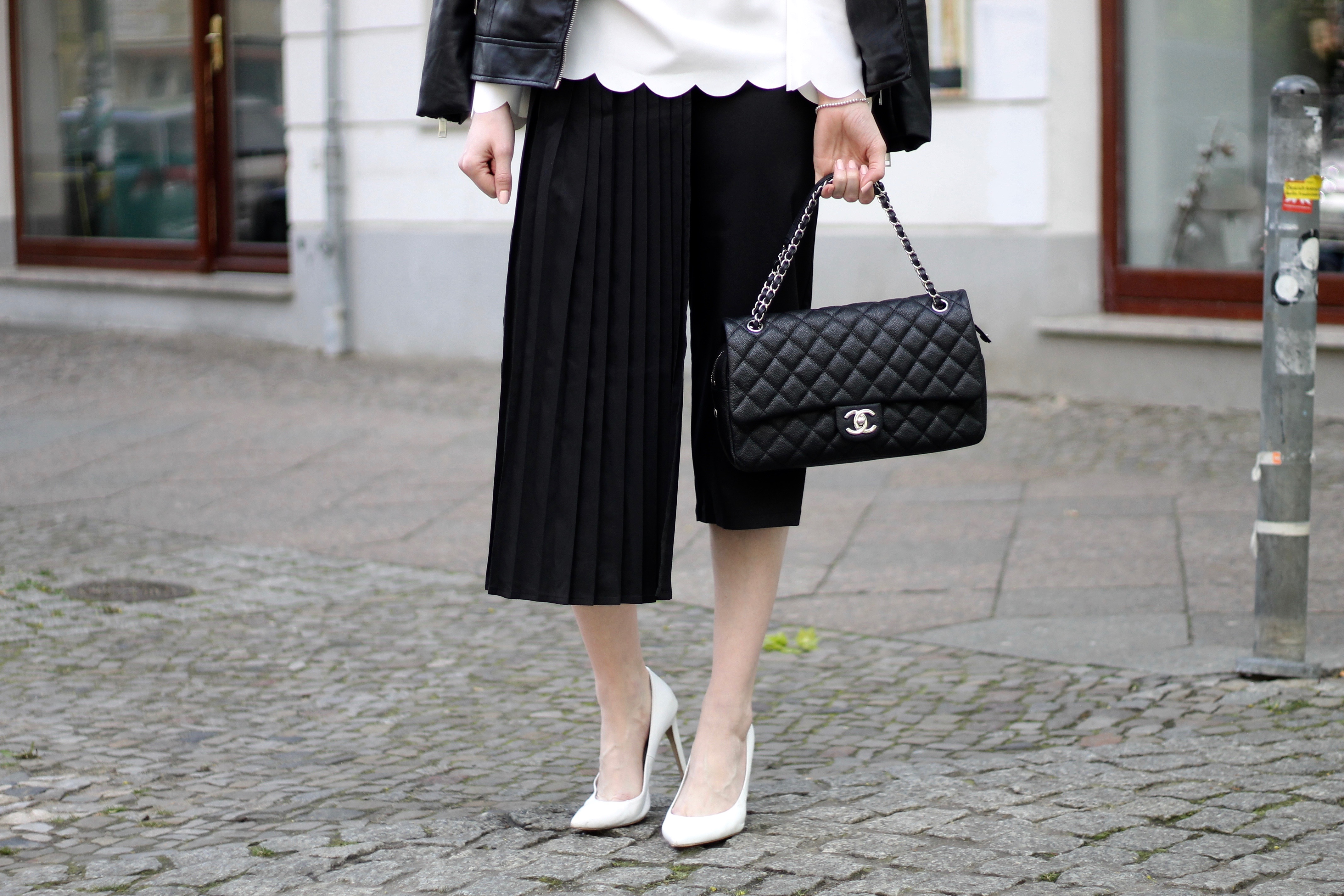 MON MODE | Fashion Blogger | Fashion Trends | Classic Chanel Outfit | Classic Flap Bag | Change Packing Up Moving | Berlin | Toronto