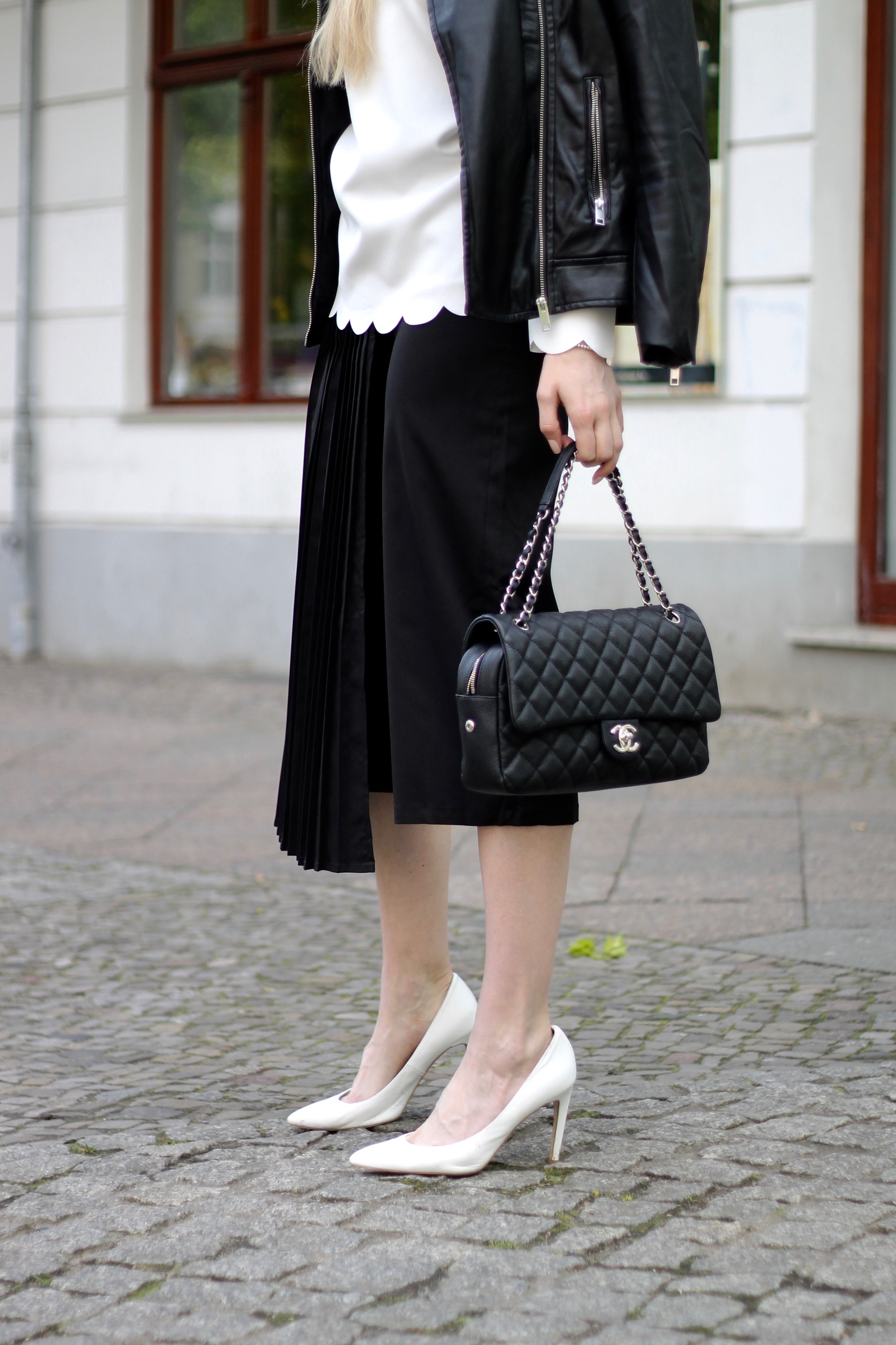 MON MODE | Fashion Blogger | Fashion Trends | Classic Chanel Outfit | Classic Flap Bag | Change Packing Up Moving | Berlin | Toronto