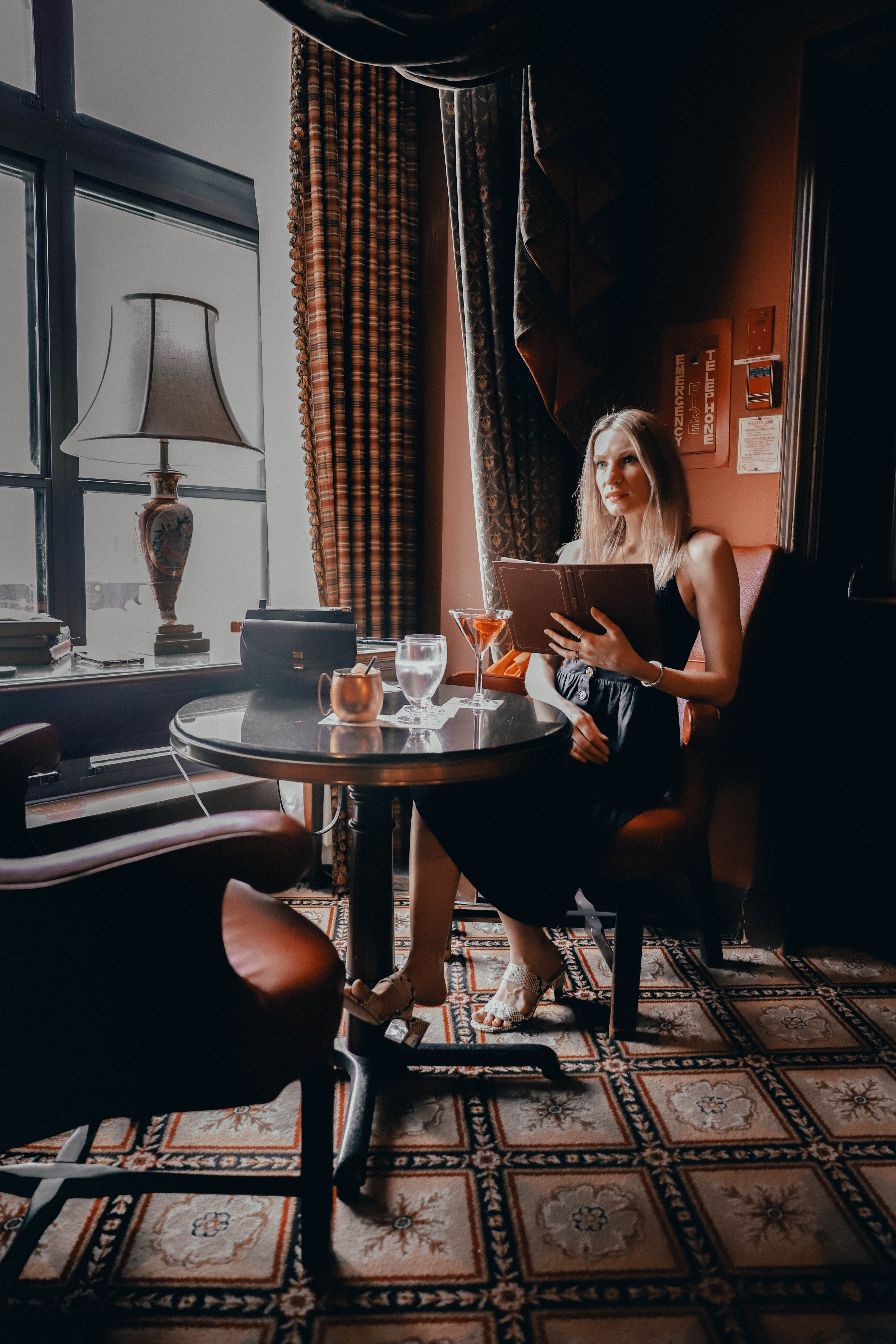 MON MODE | Monmode | Toronto Blogger |Travel Blogger | Fairmont Royal York | Library Bar 